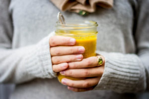 தினமும் வெதுவெதுப்பான பாலில் கொஞ்சம் மஞ்சள் சேர்த்து குடிப்பதால் ஏற்படும் நன்மைகள் என்ன தெரியுமா?