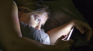 படுக்கை அறையில் கைத்தொலைபேசியோடு தூங்குபவரா நீங்கள்? ஆபத்து என்ன தெரியுமா?