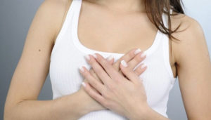 பெண்களுக்கு மார்பகத்தில் ஏற்படும் அரிப்புக்கான காரணங்கள் என்ன தெரியுமா?