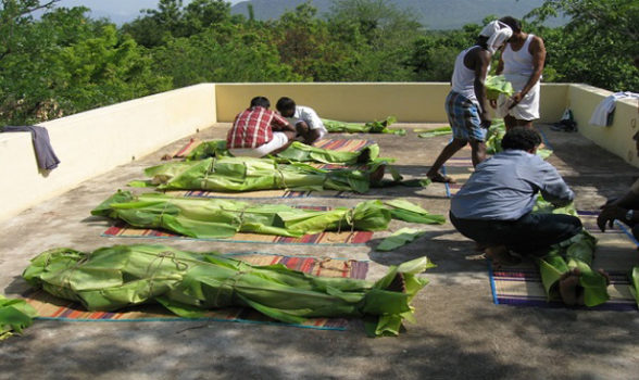 வாழை இலைக்குளியல் பற்றி தெரியுமா? ஒருமுறை ட்ரை பண்ணிப் பாருங்க… அப்புறம் விடவே மாட்டீங்க…