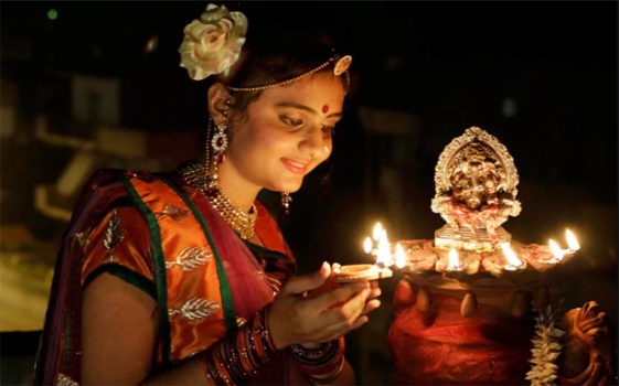 வீட்டில் பெண் குழந்தைகள் விளக்கேற்றுவதால் நடக்கும் அற்புதம் என்ன தெரியுமா? இதைப் படிங்க தாய்மார்களே!…