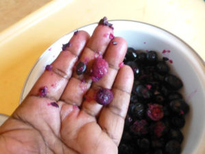 இந்த பழத்தை சாப்பிட்டு கொட்டைய தூக்கிப்போடாதீங்க… அதுல இவ்ளோ விஷயம் இருக்கு…!