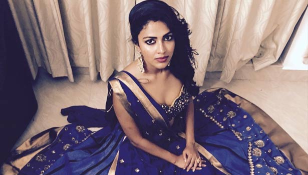 கவர்ச்சியின் உச்சத்தில் அமலாபால்… சர்ச்சை கதையில் ஆடை குறைப்பு