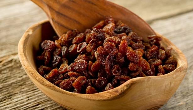 நீரில் ஊற வைத்த உலர் திராட்சை சாப்பிடுவதால் கிடைக்கும் நன்மைகள்..!