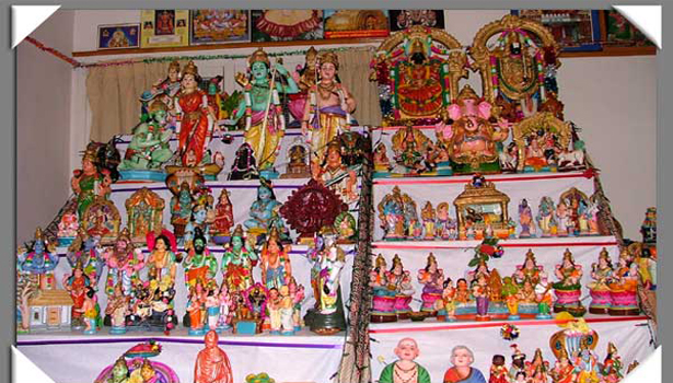 தெய்வங்களை வீட்டிற்கே வரவழைக்க நவராத்திரியின் போது அனுஷ்டிக்க வேண்டிய பூஜை முறைகள்…!