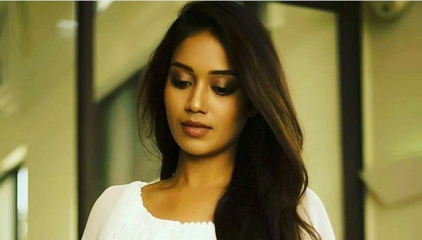 இவரிடம் மட்டும் தான் செல்போன் நம்பர் கேட்கனும்னு தோணுச்சி..! வெட்கத்தில் பிரபல நடிகை..!