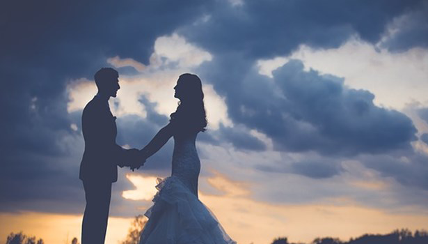 ஆண்களே உஷார்! பெண்கள் உங்களை மயக்க வெளிப்படுத்தும் 7 சிக்னல் இது தான்