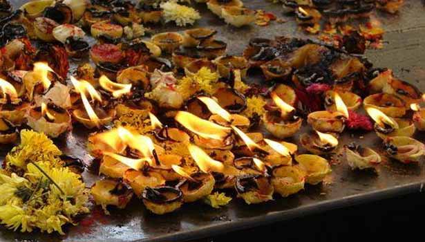 துர்க்கைக்கு விரதமிருந்து எலுமிச்சை பழத்தில் முறையாக விளக்கேற்றுவது எப்படி?