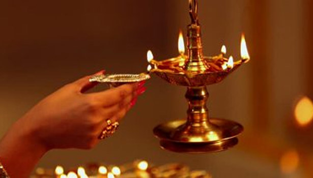 காலை, மாலை இரு நேரமும் வாசலில் தீபம் ஏற்றுங்கள்..!