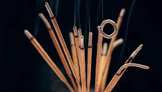 ஊதுபத்தி ஏற்றுவதால் ஏற்படும் ஆபத்துகள்…  இதை முதல்ல படியுங்க