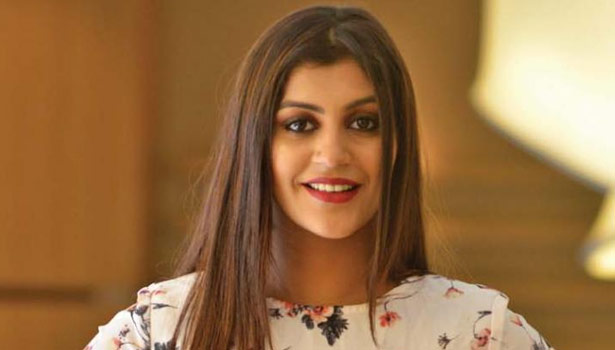 இது உங்களுக்கே ஓவரா தெரியலையா..? கவர்ச்சி ஆடையில் யாஷிகாவின் அம்மா..!