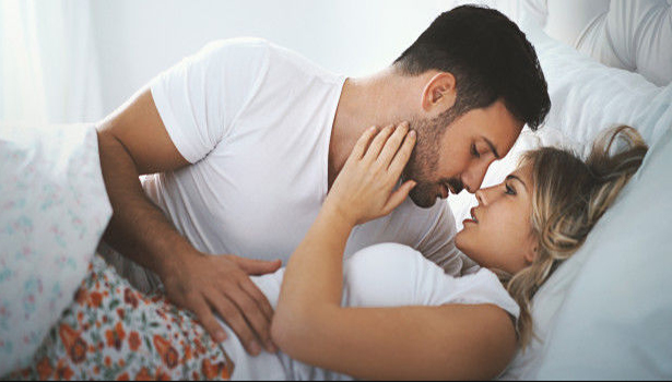 கட்டிலில் இப்படி நடந்துகிட்டாதான் பெண்களுக்கு ரொம்ப பிடிக்குமாம்…