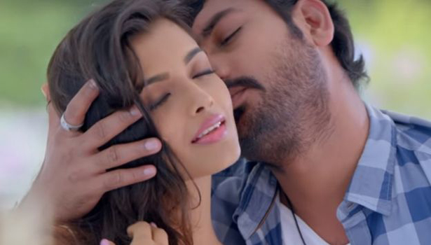 காதல், காமெடி, கவர்ச்சி ஆட்டம்  இவனுக்கு எங்கேயோ மச்சம் இருக்கு திரைவிமர்சனம்