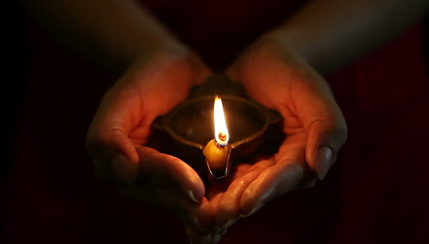 இந்த எண்ணெய் கொண்டு தீபம் ஏற்றினால், துன்பங்களை போக்கி எல்லா வளங்களும் கிடைக்கும்..!