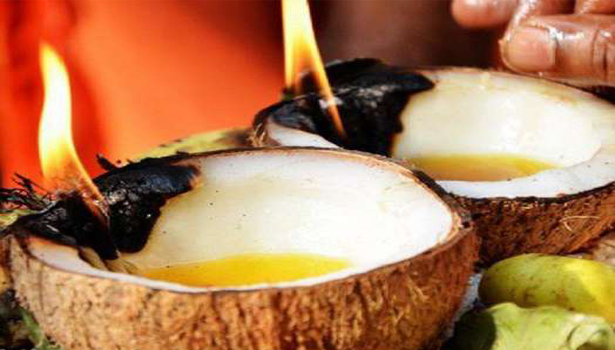 தேங்காய் விளக்கு ஏற்றுவதால் என்னென்ன பலன்கள்..தேங்காய் தீபம் ஏற்றலாமா? தெரிந்து கொள்வோமா?