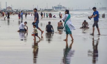 மெரினா கடற்கரைக்கு செல்பவர்களை அவதானிப்பதற்கு ட்ரோன் கேமரா.