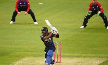 களத்தடுப்பை முதலில் தேர்வு செய்த இங்கிலாந்து அணி.