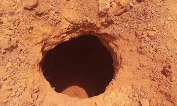 விவசாய நிலத்தை உழுத போது திடீரென பள்ளம்!