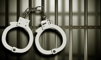 சரக்கு வேனில் அரிசி கடத்தல்!