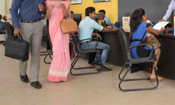 இலங்கையின் வங்கிக் கட்டமைப்பு மிகப்பெரிய சவாலுக்குள்ளாகியுள்ளது.