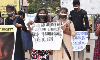 மன்னார் மாவட்ட செயலகத்திற்கு முன் கவனயீர்ப்பு போராட்டம்.