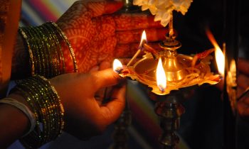 கணவனின் ஆயுளைப் பெருக்கும் குத்துவிளக்கு பூஜை வழிபாடு.