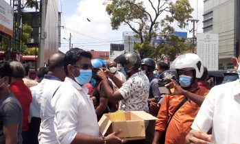 யாழில் பசில் ராஜபக்ஷ அமைச்சரானமைக்கு வெடி கொளுத்தி  இனிப்பு பண்டங்கள்  வழங்கி வைப்பு!