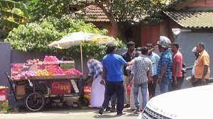 யாழ் மாநகர பகுதியில் பழ கடை வியாபாரி ஒருவர் கூரிய ஆயுதத்தால்  தாக்குதல்!