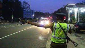 மாகாணங்களுக்கு இடையில் தேவையற்ற பயணங்களை மேற்கொள்பவர்கள்  மீது கடுமையான சட்ட நடவடிக்கை.