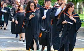 நெருக்கடிக்கு மத்தியிலும் வெளிநாட்டில்  கல்வி கற்கும்  இலங்கை மாணவர்கள்!