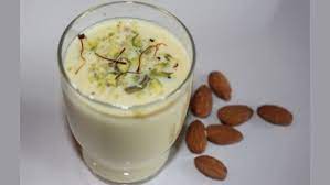 பாதாம் பால் குடிப்பதால் ஆபத்துகள் ஏற்படும் வாய்ப்புகள் உள்ளதா...? | Webdunia Tamil