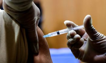 ஒரே நாளில் 2 தடுப்பூசிகளை பெற்றுக் கொண்ட பெண்ணுக்கு நேர்ந்த கதி!