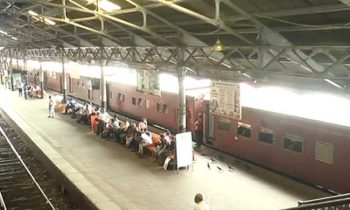 தொடருந்து நிலைய பொறுப்பதிகாரிகளினால் முன்னெடுக்கப்பட்ட போராட்டம்!