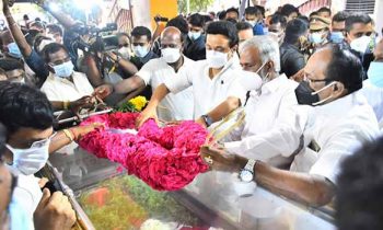 மதுசூதனன் உடலுக்கு  நேரில் சென்று அஞ்சலி  செலுத்திய மு.க.ஸ்டாலின் – ஓ.பன்னீர்செல்வம், தலைவர்கள்.