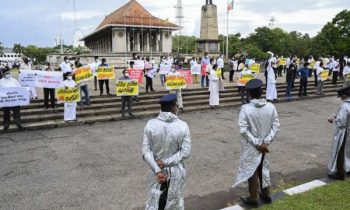 இலங்கையில் ஆர்ப்பாட்டத்தில் ஈடுபட்ட 25 இற்கும் அதிகமான ஆசிரியர்கள் கொவிட் தொற்றால் உயிரிழப்பு!