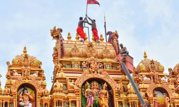 நல்லூர் வரவேற்பு வளைவில் கொடி கட்டும் நிகழ்வு நடைபெற்றது.