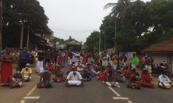 நல்லூர் ஆலய வளாகத்தில் பொதுமக்களுக்கும் பொலீசாருக்கும் இடையில் முறுகல் நிலை ஏற்பட்டுள்ளது.