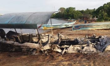 சீனக்குடாவில் தனியாருக்குச் சொந்தமாக படகொன்று விசமிகளால் தீக்கிரை.