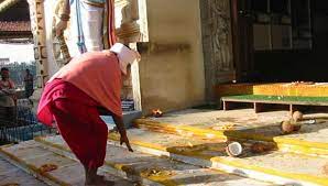 கோயில் வாசல் படியை தொட்டு வணங்குவது ஏன்…!!