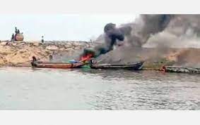 இனந் தெரியாத விசமிகளால் படகுகளுக்கு தீ வைப்பு.