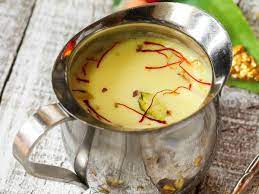 நைட் தூங்கும் முன் பாலில் குங்குமப்பூ மற்றும் மஞ்சள் தூள் கலந்து  குடிப்பதால் கிடைக்கும் நன்மைகள்! | Consume Milk With Turmeric And Saffron  To Treat Disease - Tamil BoldSky