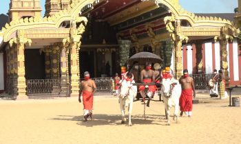 வரலாற்று சிறப்புமிக்க நல்லூர் கந்தசுவாமி ஆலயத்தில் வருடாந்த மஹோட்சபத்திற்காக கொடிச்சீலை வடிவமைப்பவர்களிடம் காளாஞ்சி கொடுக்கும் நிகழ்வு.