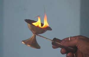 கற்பூர ஆராத்தி -சூடம் காண்பிக்கும் போது…!!