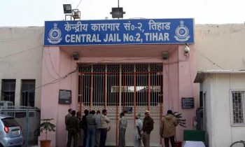 டெல்லி திகார் சிறைச்சாலையில் ஆயுதங்களால் கைதிகள் மோதல்!