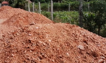 வீதியில் கொட்டப்பட்ட கிரவல்களினால் போக்குவரத்து பாதிப்பு!