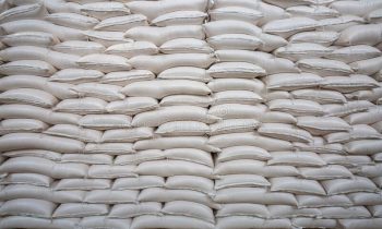 களஞ்சியசாலையில் பதுக்கி வைக்கப்பட்டிருந்த  4,800 மெட்ரிக் தொன் சீனி!