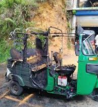 திடீரென தீப்பற்றி எரிந்த  முச்சக்கரவண்டி!