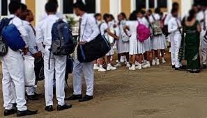 பாடசாலை மாணவர்களுக்கு  அடுத்த மாதம் முற்பகுதியில் தடுப்பூசி செலுத்த தீர்மானம்!