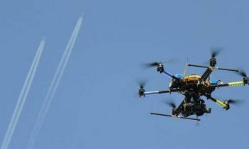 ட்ரோன் கேமராவை வானில் பறக்க செய்த இரு நபர்கள்  அதிரடிக் கைது!