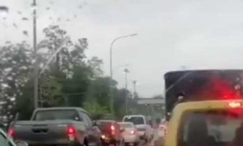 மழையுடனான வானிலை காரணத்தால் தெற்கு அதிவேக நெடுஞ்சாலையில்  பாரிய போக்குவரத்து நெரிசல்.